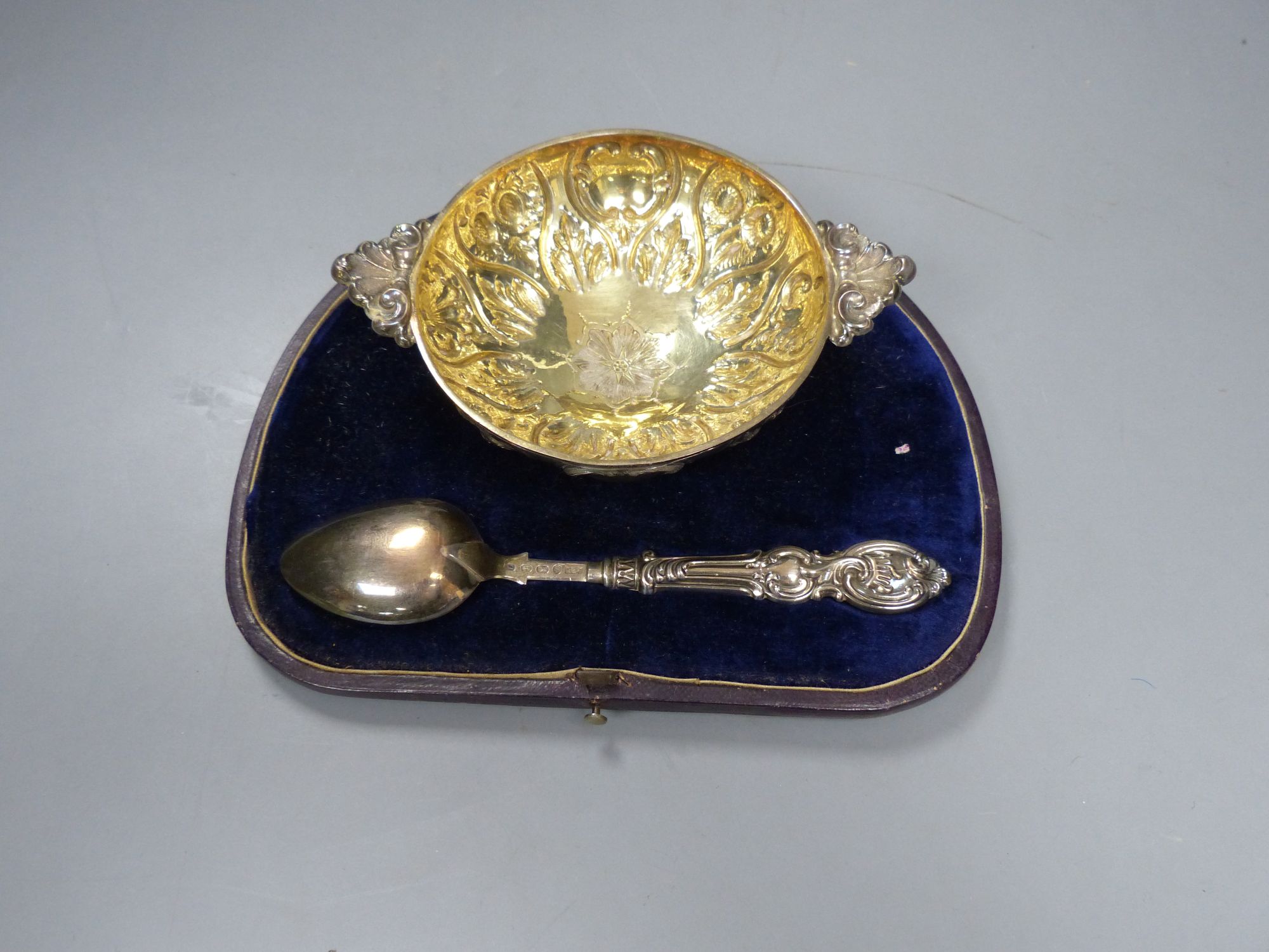 A cased Victorian silver quaich/porringer and spoon, Hilliard & Thomason, Birmingham,1857/60, bowl width 15.4cm, bowl. 139 grams.